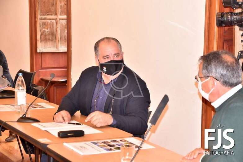 Juan Martel charla con Juan Francisco Martel, minutos antes de comenzar el Pleno/TA.